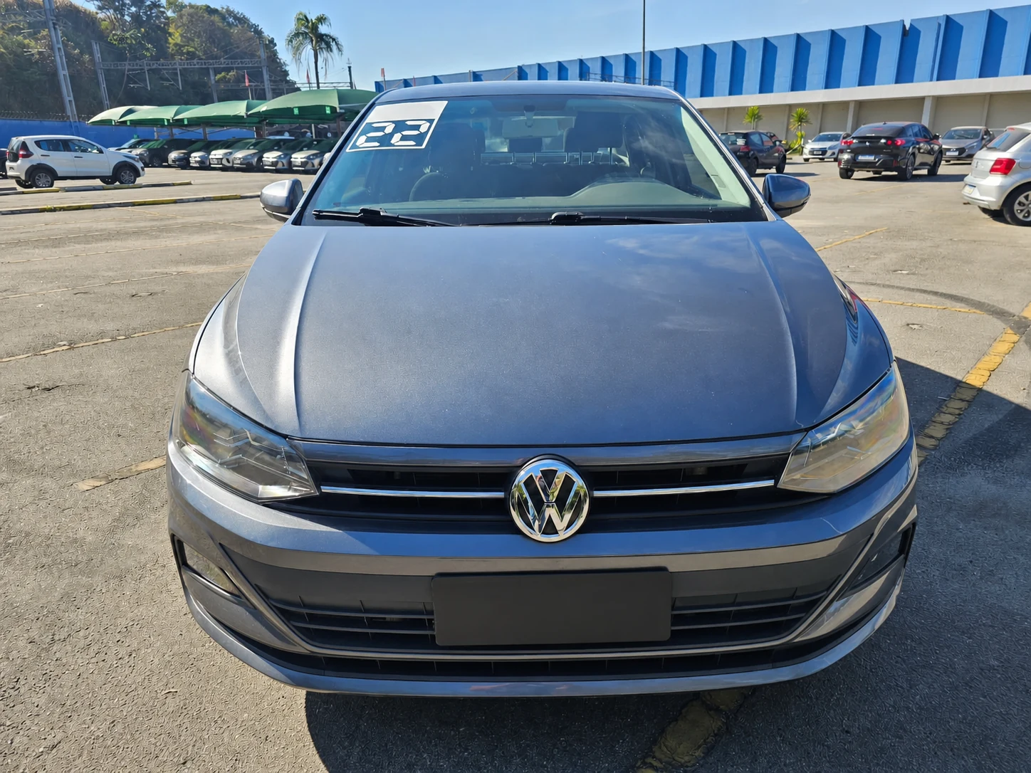 Frente do Volkswagen Virtus cinza com placa neutra