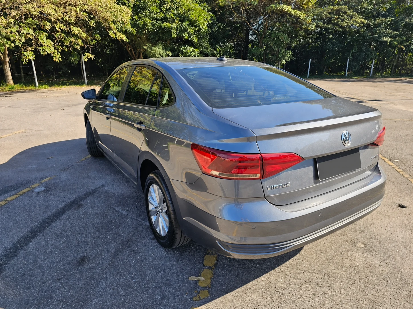 Traseira do Volkswagen Virtus cinza com placa neutra
